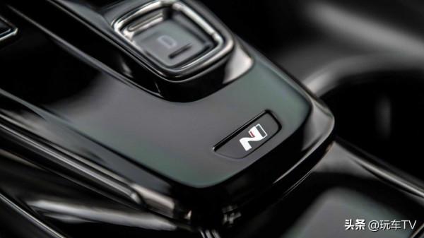 全新黑武士B級車搭載2.5T+8速雙離合，起售摺合人民幣僅22萬