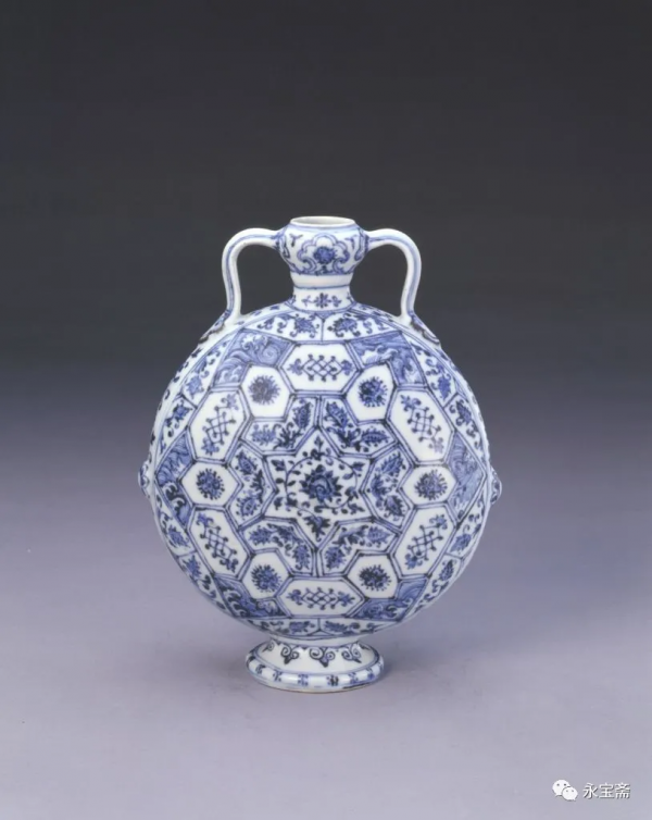 明龍泉窯青釉刻花人物葫蘆紋綬帶耳扁壺 明龍泉窯青釉刻花人物葫蘆紋綬帶耳扁壺