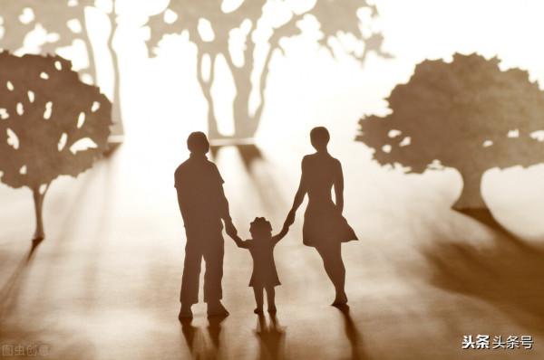 殘疾女孩被拋棄深山，三十年後她發財了，親生父母來尋親她這樣做