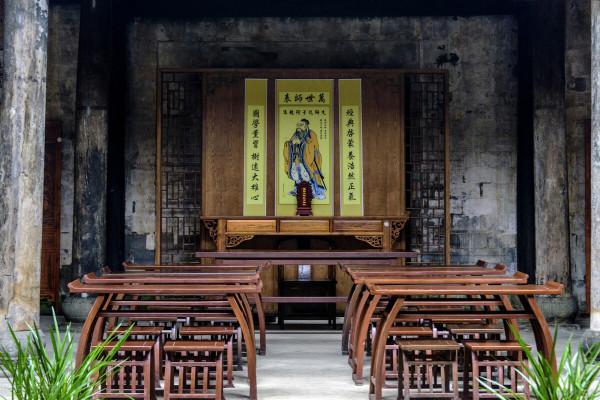 他是首位在文章裡使用“她”字的詩人，康白情的那些故事