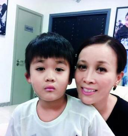 那英兒子高興：被父親拋棄留下陰影，母親再婚後繼父治癒他的半生