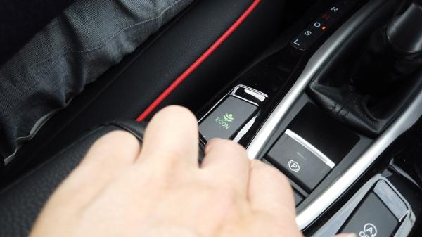 車子ECO模式真的能省油嗎?會不會產生大量積碳?喵哥給你說清楚 車子ECO模式真的能省油嗎?會不會產生大量積碳?喵哥給你說清楚