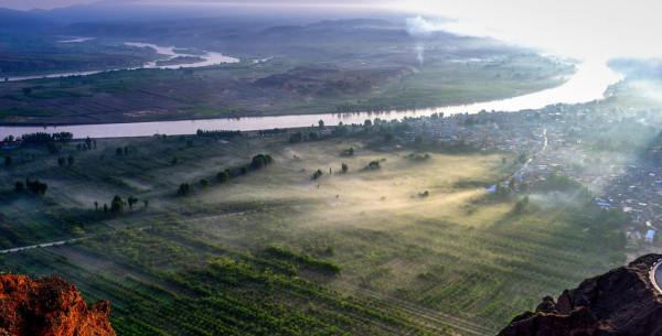 晨霧繚繞的美麗鄉村——龍灣