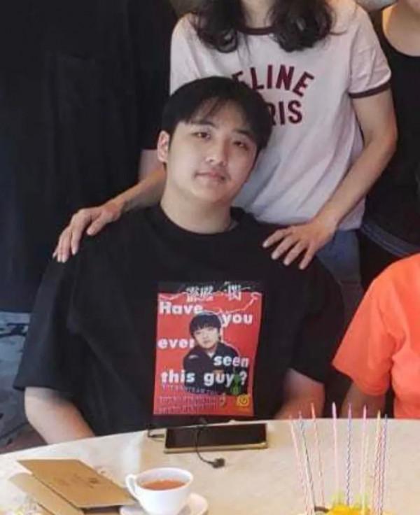 吳鎮宇兒子費曼近照曝光，變胖網友表示認不出，五官精緻似母親