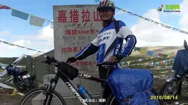 他耕耘三尺講臺，13年單人單車騎行13萬公里，帶女兒畢業騎行進藏