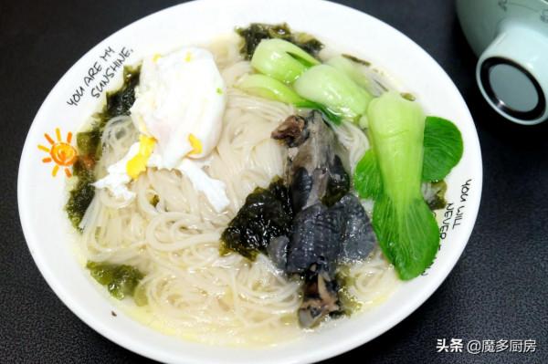 天氣寒冷身體虛弱，來一碗鮮美的紅棗烏雞湯吧！湯鮮味美做法簡單