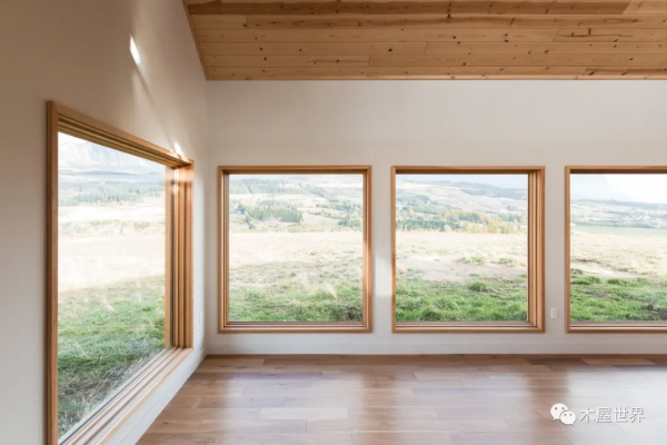 風景與陽光在屋裡匯合，原野中的 Haus III木屋住宅