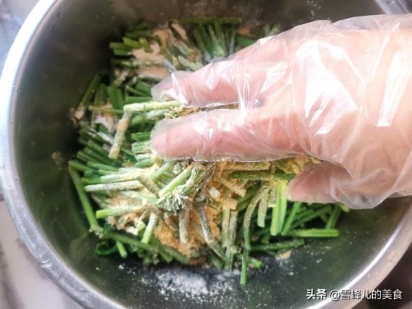 胡蘿蔔葉很多人扔掉了！這樣蒸一蒸就上桌，蘸料吃真香，別不懂