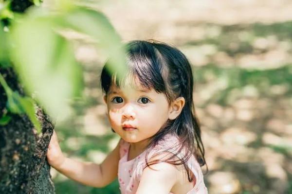 日本“紙箱寶寶”長大了！看過她爸媽的照片後，我酸了