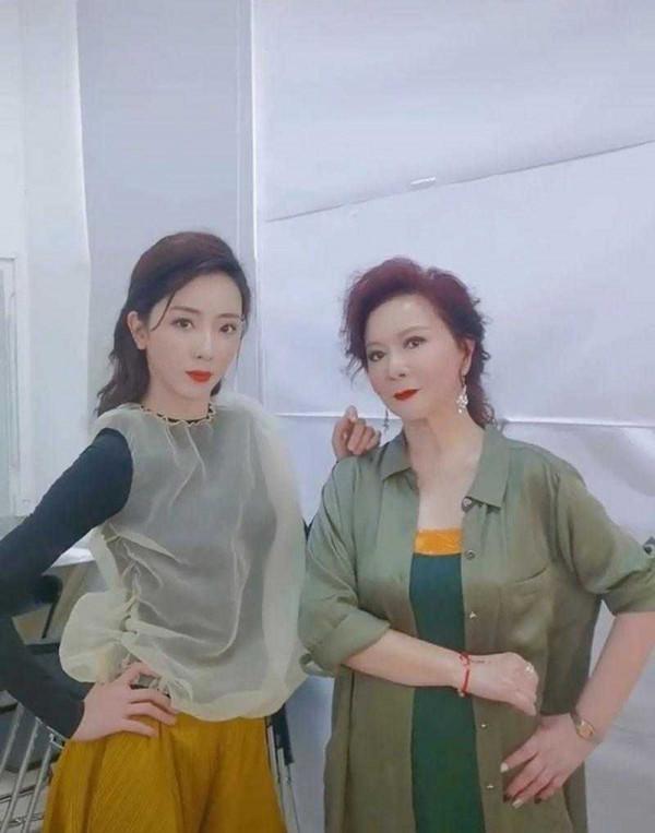 蔡明越老越漂亮，穿綠色襯衫配連衣裙好洋氣，不輸同框李思思