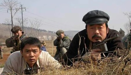 六位鐵道游擊隊王強飾演者，李雪健略勝範偉，不知名演員最像