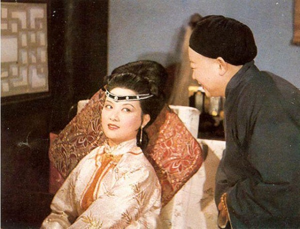 賈府被抄的原因僅僅是靠山倒了嗎?當然不是!是因為賈政 賈府被抄的原因僅僅是靠山倒了嗎?當然不是!是因為賈政