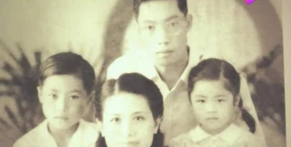 1949年，鍾南山父親接到國民黨命令，帶全家撤到臺灣，他果斷拒絕