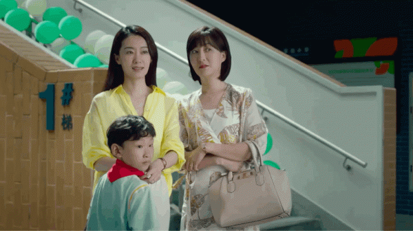 張小斐客串沈騰新電影，穿搭雖然很年輕，但是卻有種“媽”的感覺