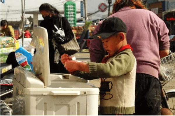 2010年，江蘇殺魚弟一夜爆紅，17歲喝下百草枯，最終卻因鬥毆獲刑