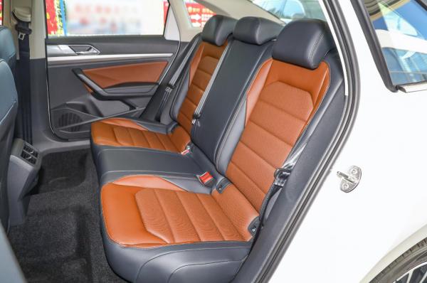 追逐個性還是尋求穩重？第七代伊蘭特對比大眾朗逸，應該怎麼選？