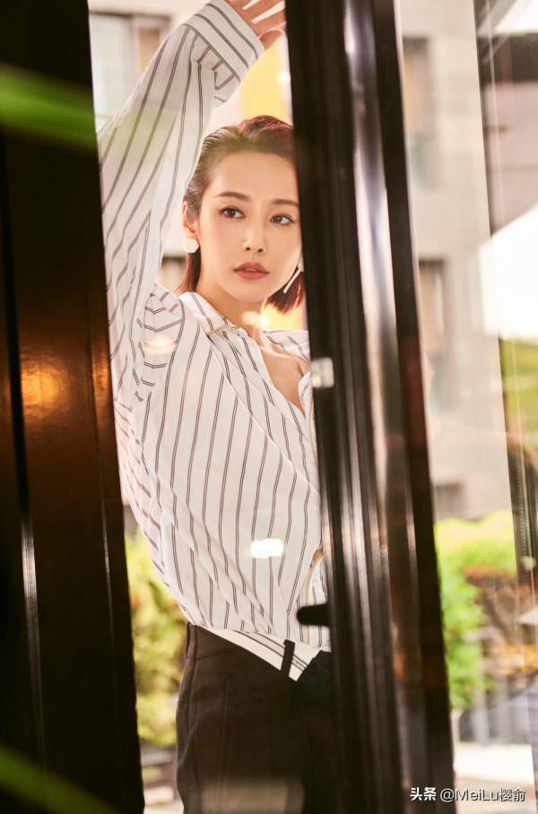 李純氣場不俗，成熟優雅的氣質感，盡顯嫵媚動人
