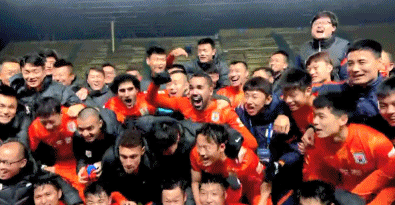 山東奪冠後多名球員落淚：郝偉想躲開拋投未果，與場外球迷共歡呼