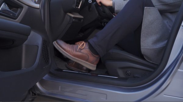 「凡爾賽長測18」凡爾賽的車門是否真的容易蹭髒褲腿？