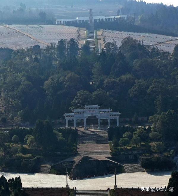 1951年，四川老農挖出一大型紅軍墓碑，碑面黨徽倒懸，這有何玄機