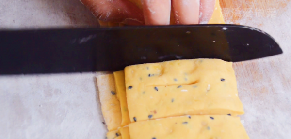 1個紅薯放鍋裡炸一炸，出鍋馬上變成一道快失傳的美食，太香了