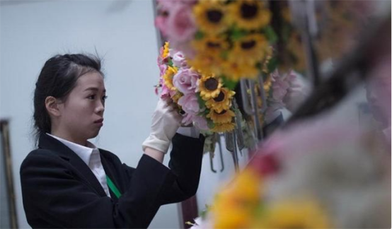 中國入殮師，花8小時修復吊車碾壓過的屍體，採訪稱：這是在積善