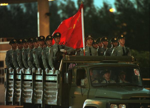 香港迴歸，讓英軍“下崗”的交接指揮官譚善愛，轉業後過得如何？