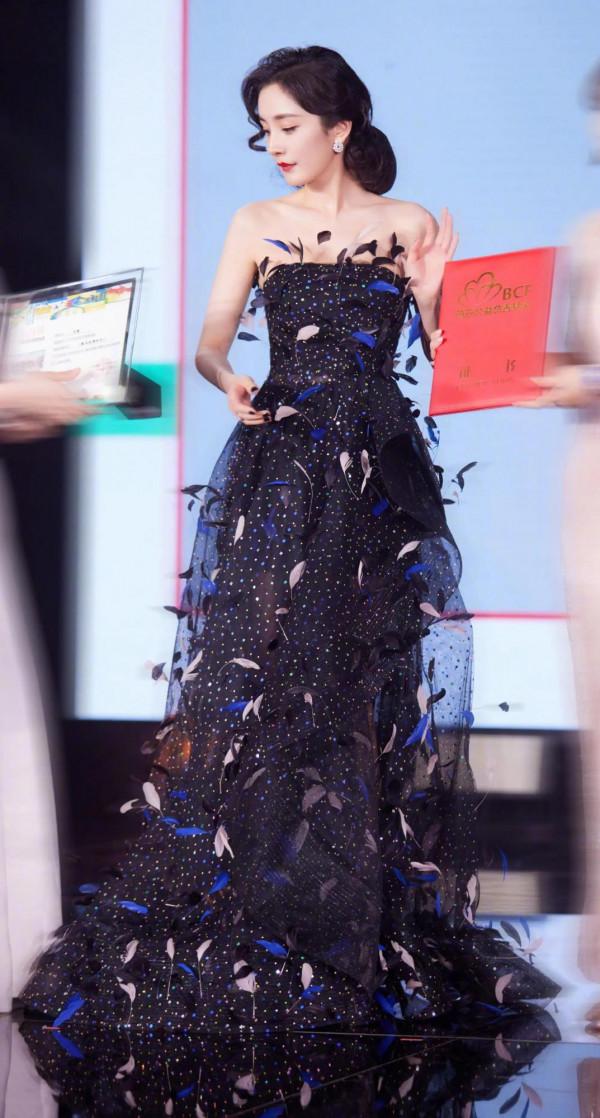 楊冪芭莎慈善夜兩套禮服