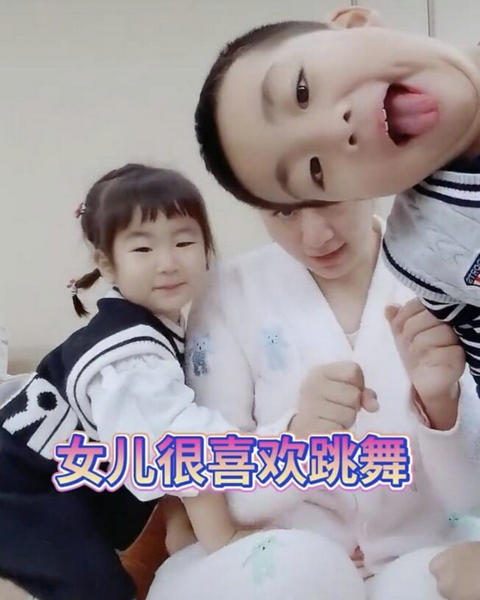 “王小蒙”畢暢久違露面分享帶娃日常 與一雙兒女宅家跳舞畫面溫馨