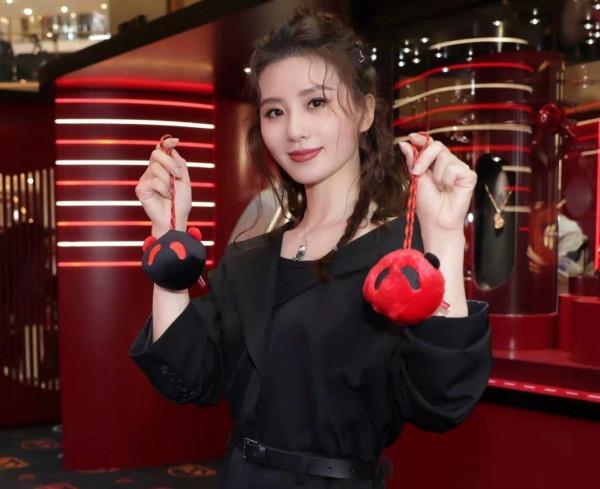 劉詩詩驚豔了時光，淡妝+中分劉海，美到骨子裡了