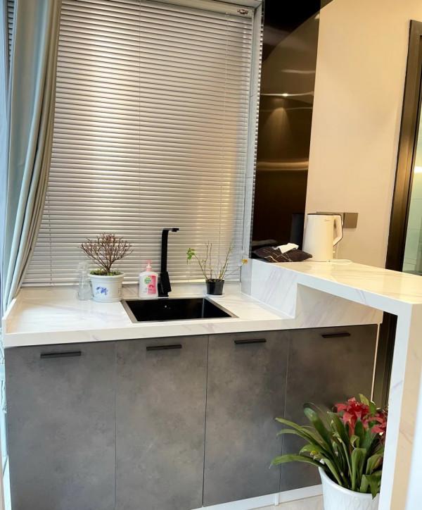 她家124平米，全屋貼牆布，簡約又大方，電視牆做櫃子，真明智