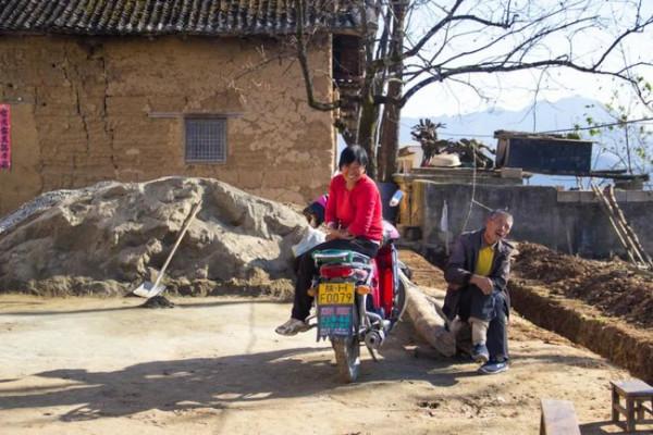 一山一路孤零零一棟老房子，秦嶺鎮安海棠山，山頂還住著一戶人家