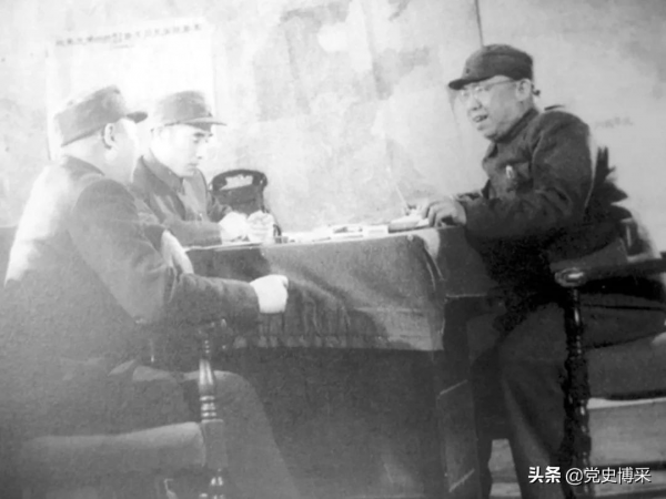 平津決戰，蔣介石傅作義判斷失誤，林彪兩次戰略性建議，毛澤東果斷命令東北野戰軍提前入關成為關鍵