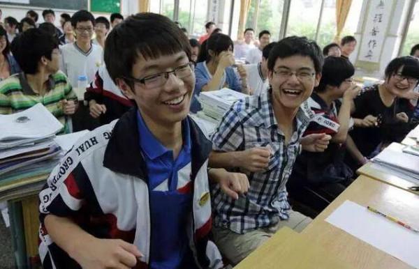 初中是學霸,為何到了高中卻開始掉隊?資深高中老師道出實情 初中是學霸,為何到了高中卻開始掉隊?資深高中老師道出實情