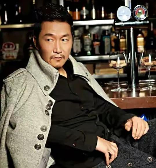 趙燕國彰：中考全縣第二，憑《插翅難逃》爆紅，妻子是瑞典大美女