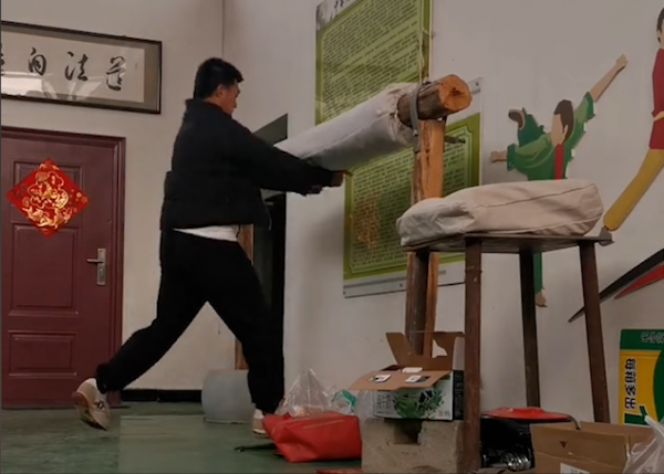 小夥子自幼苦練通背拳，狠厲拳法震撼網友，冠軍張偉麗也前來拜訪