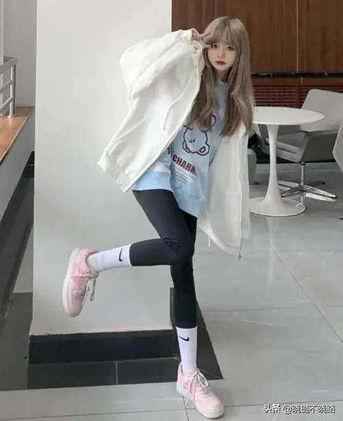 最近火了一種穿法叫：“襪子裹鯊魚褲”，保暖又顯瘦，明星都上頭
