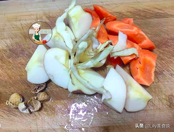 冬天，蘋果和核桃一起煮，我家一週喝一回，很多人還不懂有什麼用