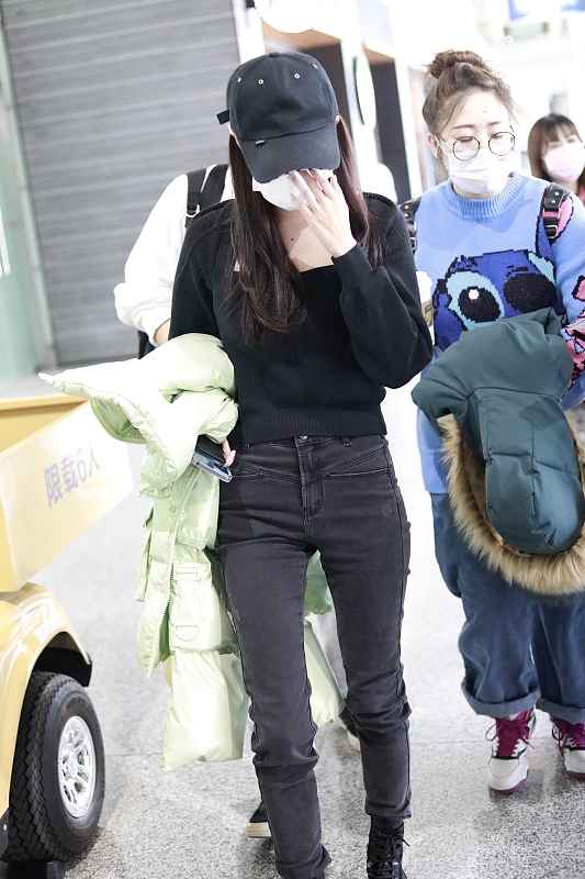 張小斐真的是不同了，隨便拿個包包都是上萬的，氣質更高貴了