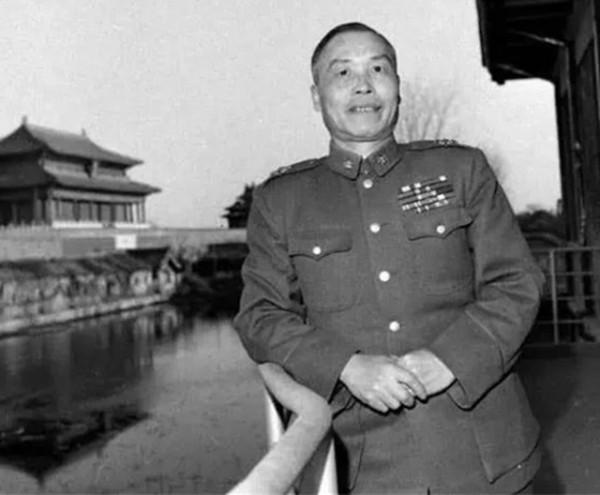 團長擋不住敵軍後逃跑，這個21歲傳令兵站出來：大家聽我的指揮