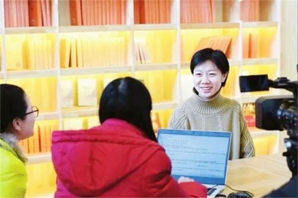 老人收養殘疾女孩25年,撿廢品供她上學,如今是國家二級運動員 老人收養殘疾女孩25年,撿廢品供她上學,如今是國家二級運動員