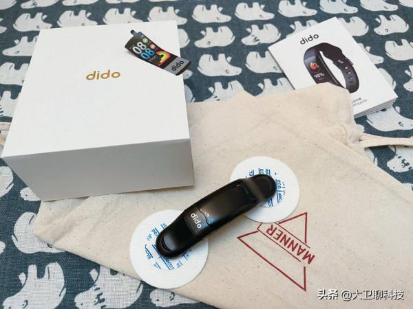 心電、血壓都能監測的手環，dido Y2上手：足夠實用才不會被閒置