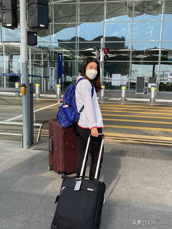 郭晶晶罕見秀滑板,穿運動裝配修身長褲差點摔倒,小腿肌肉好發達 郭晶晶罕見秀滑板,穿運動裝配修身長褲差點摔倒,小腿肌肉好發達