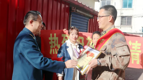 送立功喜報嘍！寒冷冬日暖人心