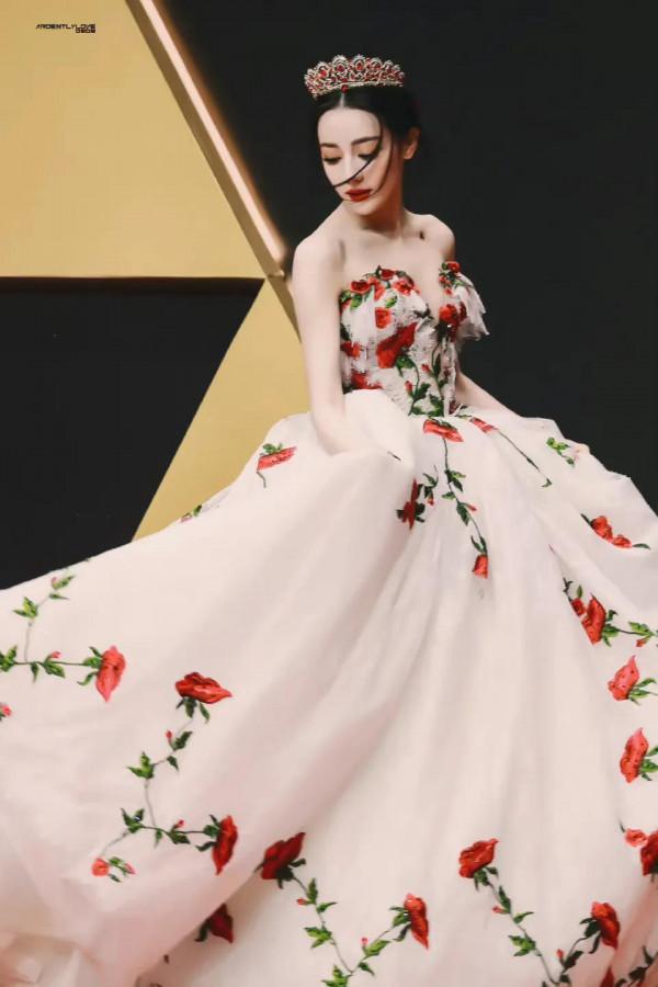 你永遠可以相信迪麗熱巴的紅毯造型，那些驚豔的造型，你見過幾套