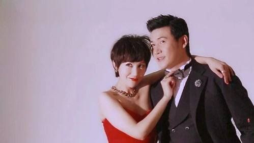 陸毅夫婦合體參加活動，老婆穿小香風像貴婦，自己卻胖成油膩大叔