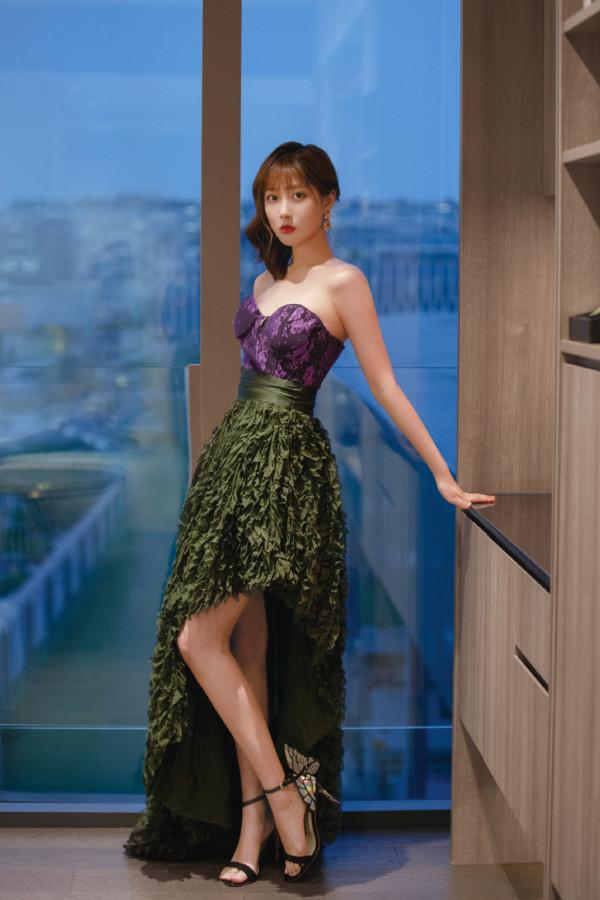 蟬聯兩屆冠軍的李藝彤曬海灘美照,一襲淡黃色長裙,養眼吸睛 蟬聯兩屆冠軍的李藝彤曬海灘美照,一襲淡黃色長裙,養眼吸睛