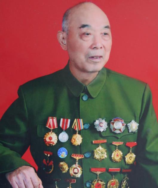 雙槍李向陽原型郭興病逝，遺物中發現三把槍，背後意義令人敬佩