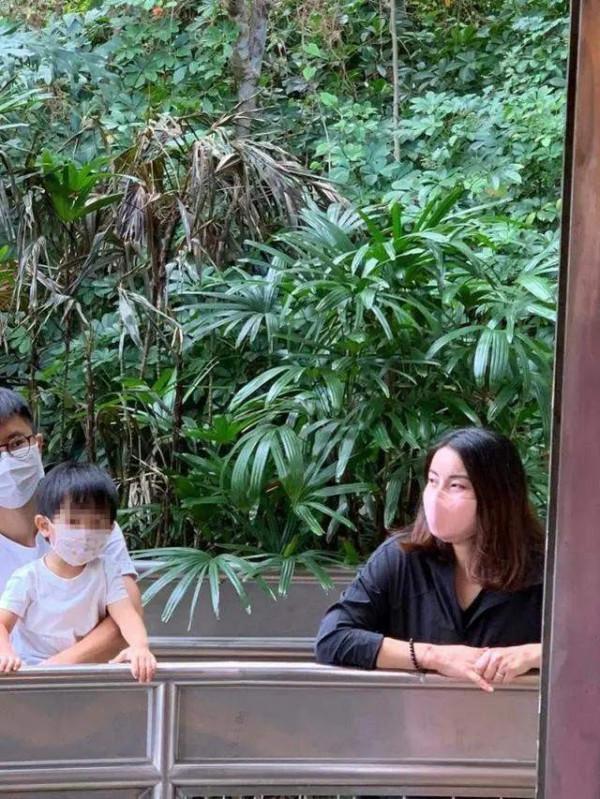 郭晶晶近照顏值開掛！穿白襯衣帶老公高調亮相，照樣不穿大牌太牛