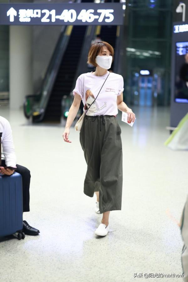 街拍:馬伊俐白Tee+綠色休閒褲隨性自在 街拍:馬伊俐白Tee+綠色休閒褲隨性自在